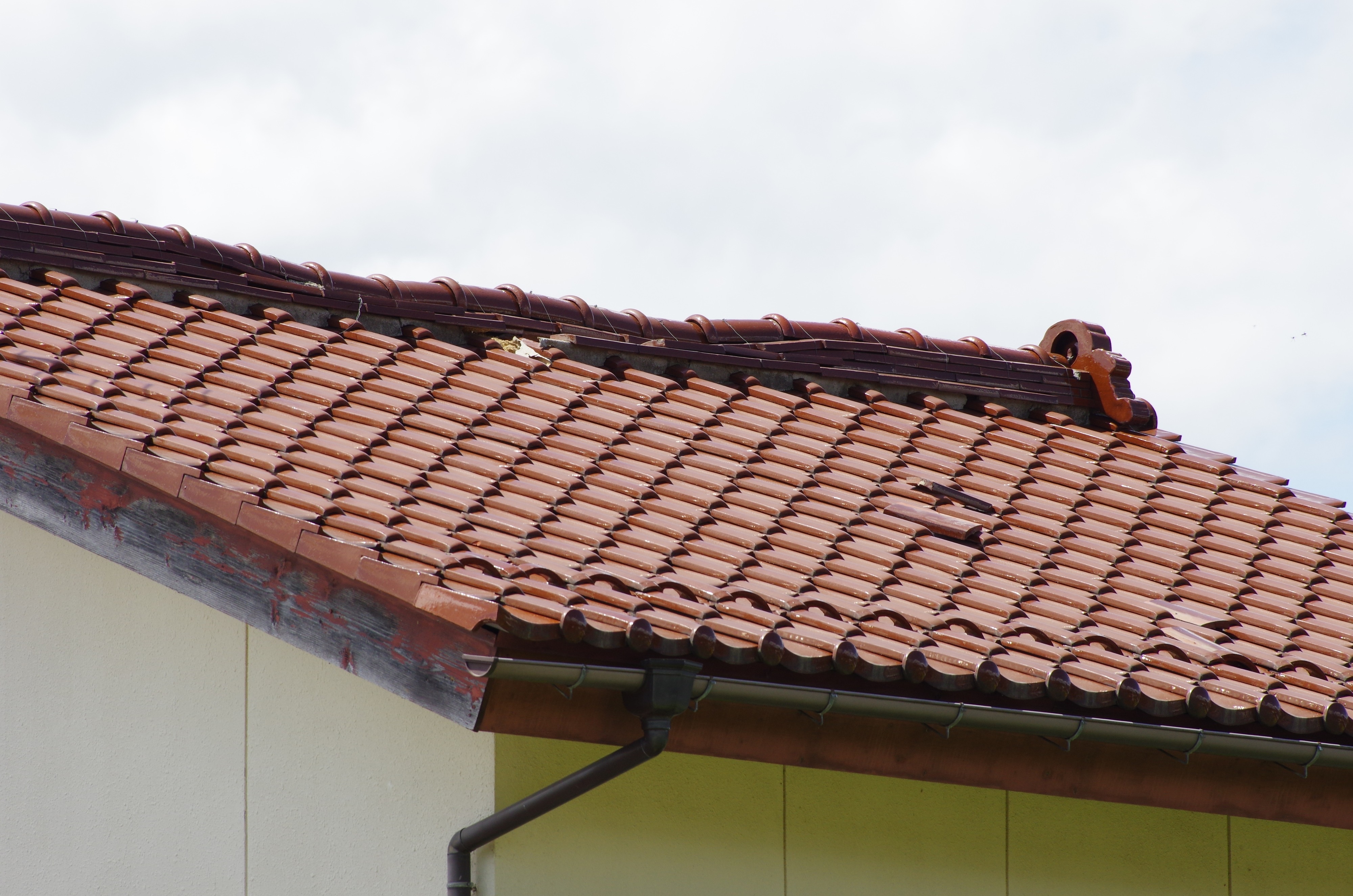 地震により屋根瓦が崩れてしまっている建物